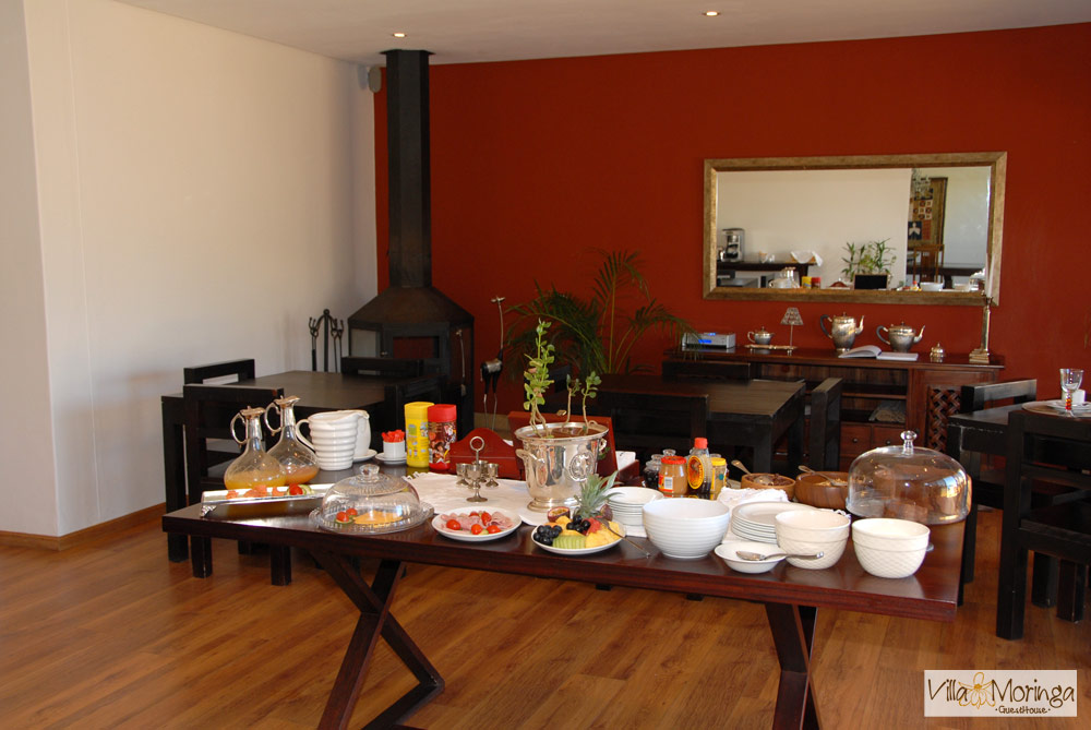 No nosso Restaurante com terraço panorâmico, os nossos hóspedes podem deliciar-se com um pequeno almoço buffet confecionado pela nossa Chefe Rauna.